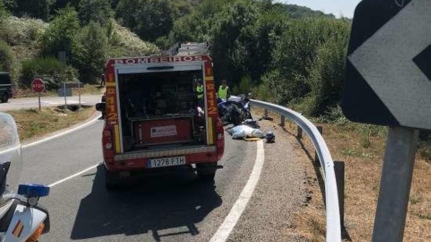 La moto y la víctima mortal, ayer, en el lugar del accidente. // FdV