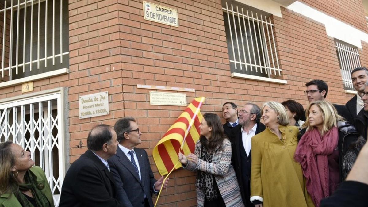 Artur Mas y la 'consellera' Meritxell Serret descubren la placa conmemorativa en la inauguración de la calle 9 de Novembre de Montoliu de Lleida.