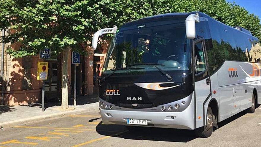 Un autobús de transport públic a Puigcerdà recull passatgers a la plaça de l&#039;estació de Renfe