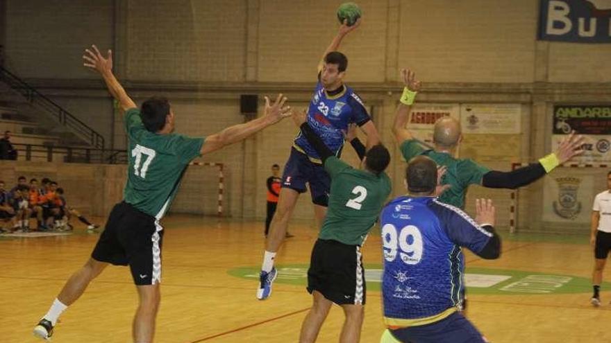 Gonzalo García se eleva para lanzar en el partido de ayer. // S. Álvarez