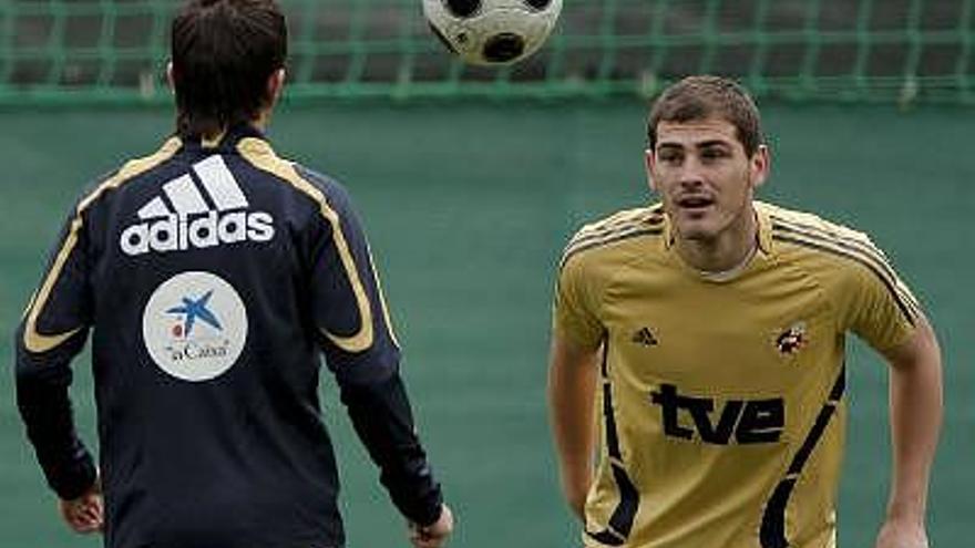 El delantero de la selección española de fútbol David Villa y el portero Iker Casillas, durante el entrenamiento que realizó hoy el combinado nacional en Neustift (Austria).