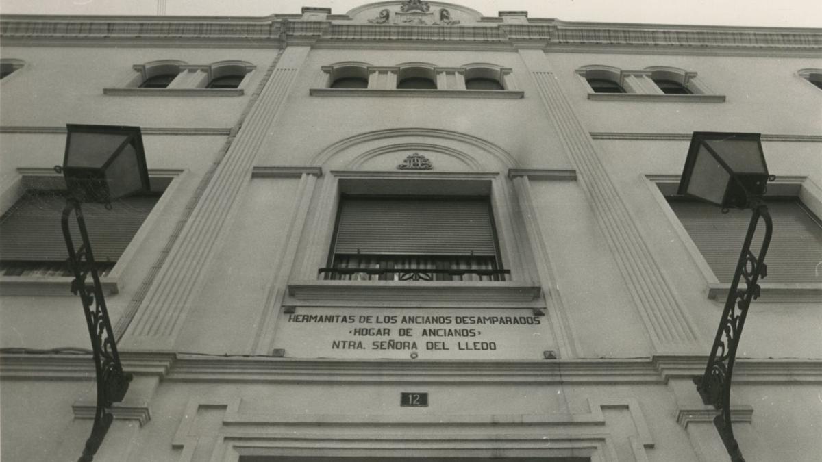 Fachada del antiguo asilo en la calle Gobernador