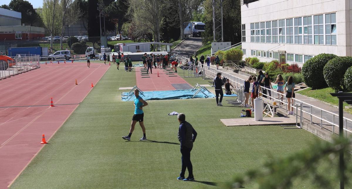 Deportistas en la pista de atletismo del Centro de Alto Rendimiento del CSD en Madrid