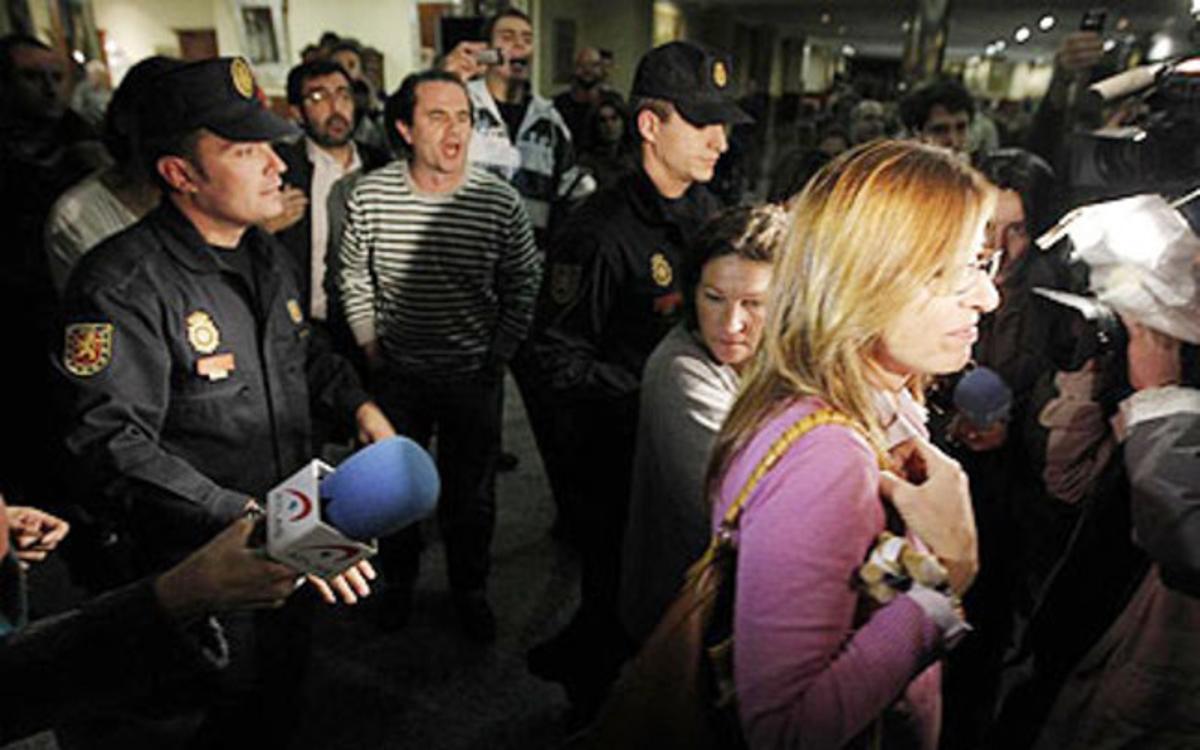 Agents de policia protegeixen unes controladores de passatgers allotjats al mateix hotel on el sindicat USCA està reunit. Agents de policia protegeixen unes controladores de passatgers allotjats al mateix hotel on el sindicat USCA està reunit.