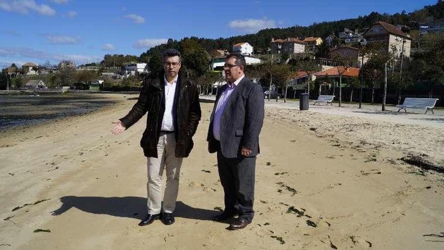 El alcalde y el edil de Medio Ambiente, ayer, en la playa de Cesantes.