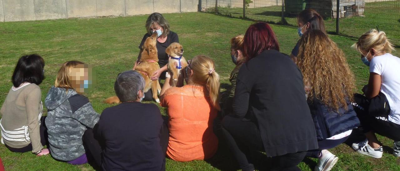 Olga Costa, directora del refugio de Cambados, durante una sesión con las reclusas de A Lama