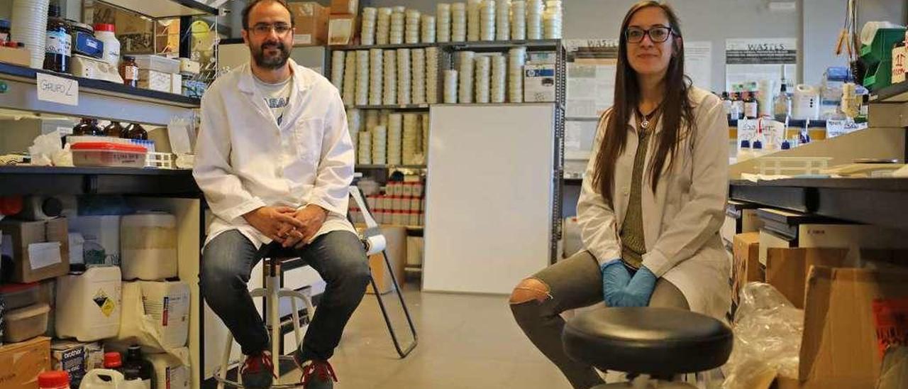 David Fernández y la investigadora Claudia Campillo, en el laboratorio. // Jesús Regal