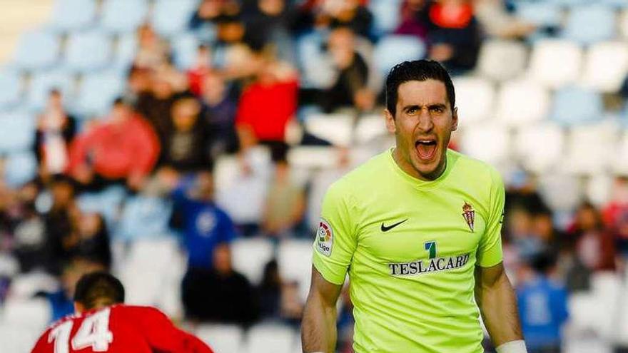 Mariño se lamenta tras el gol de penalti del Almería.