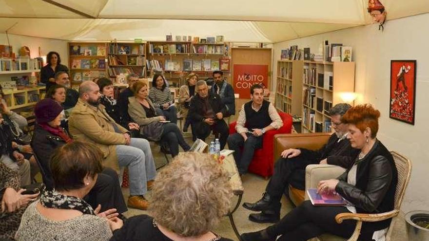 Mercedes Queixas, ayer, en la librería Moito Conto.