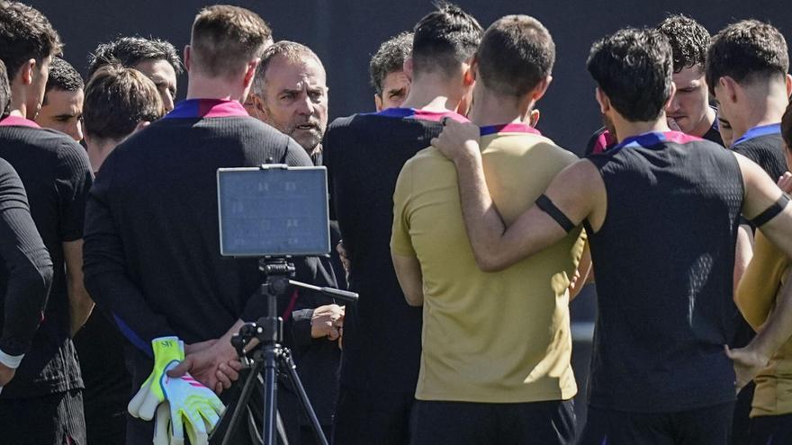 Hansi Flick habla con la plantilla antes del último entrenamiento previo al Barça-Mallorca.