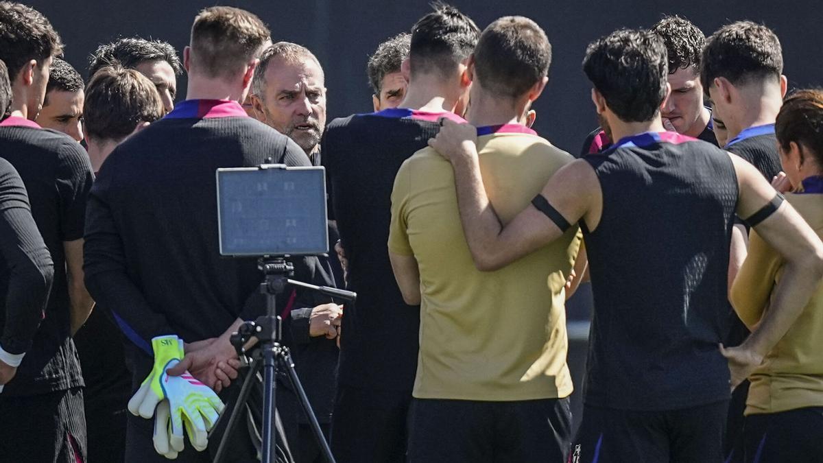 Hansi Flick habla con la plantilla antes del último entrenamiento previo al Barça-Mallorca.