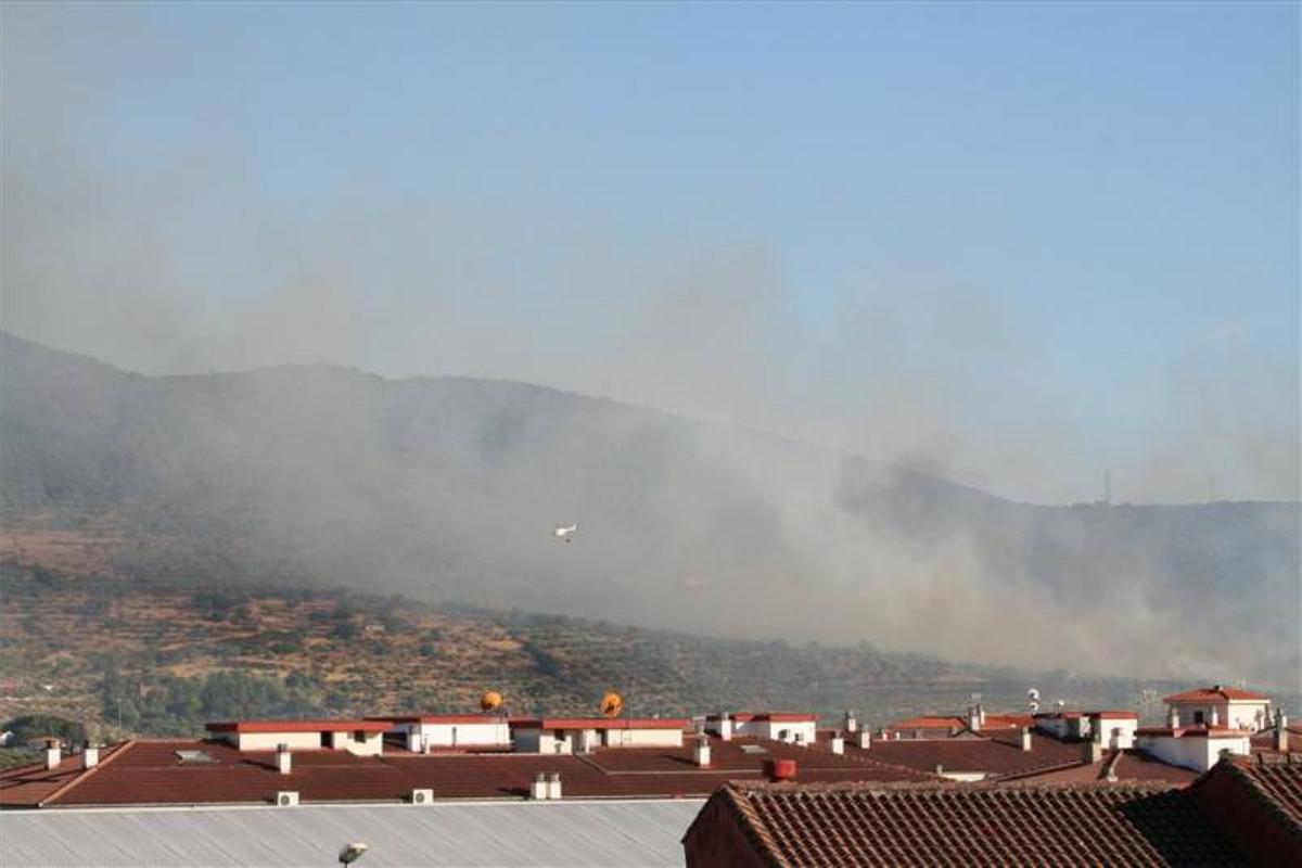 Un incendio en la sierra de Santa Bárbara causa alarma en Plasencia