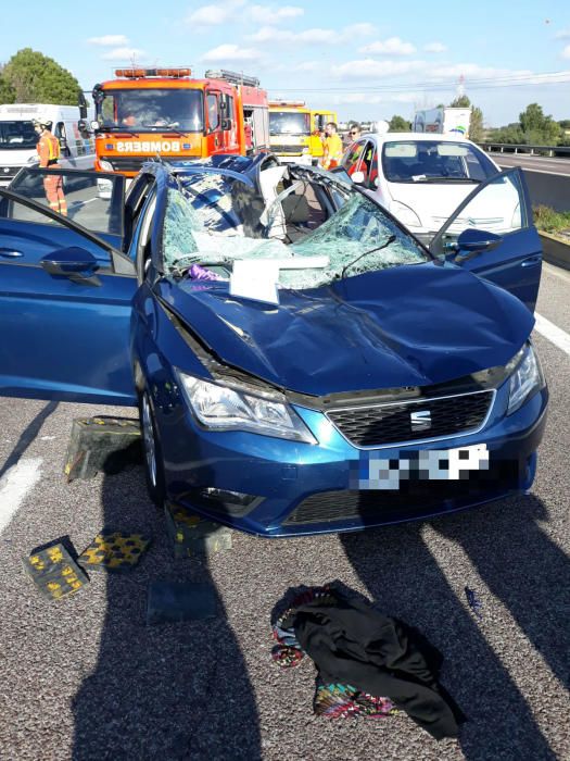 Grave accidente en la A-7: la rueda de un camión impacta contra un coche