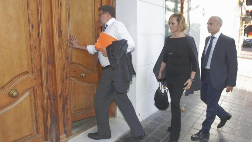 Pablo Mantilla, director general de la Fundación, la notaria Ana Julia Roselló e Isidro López, auditor en representación del patronato, a su entrada esta tarde a la sede del club. Foto: Fernando Bustamante