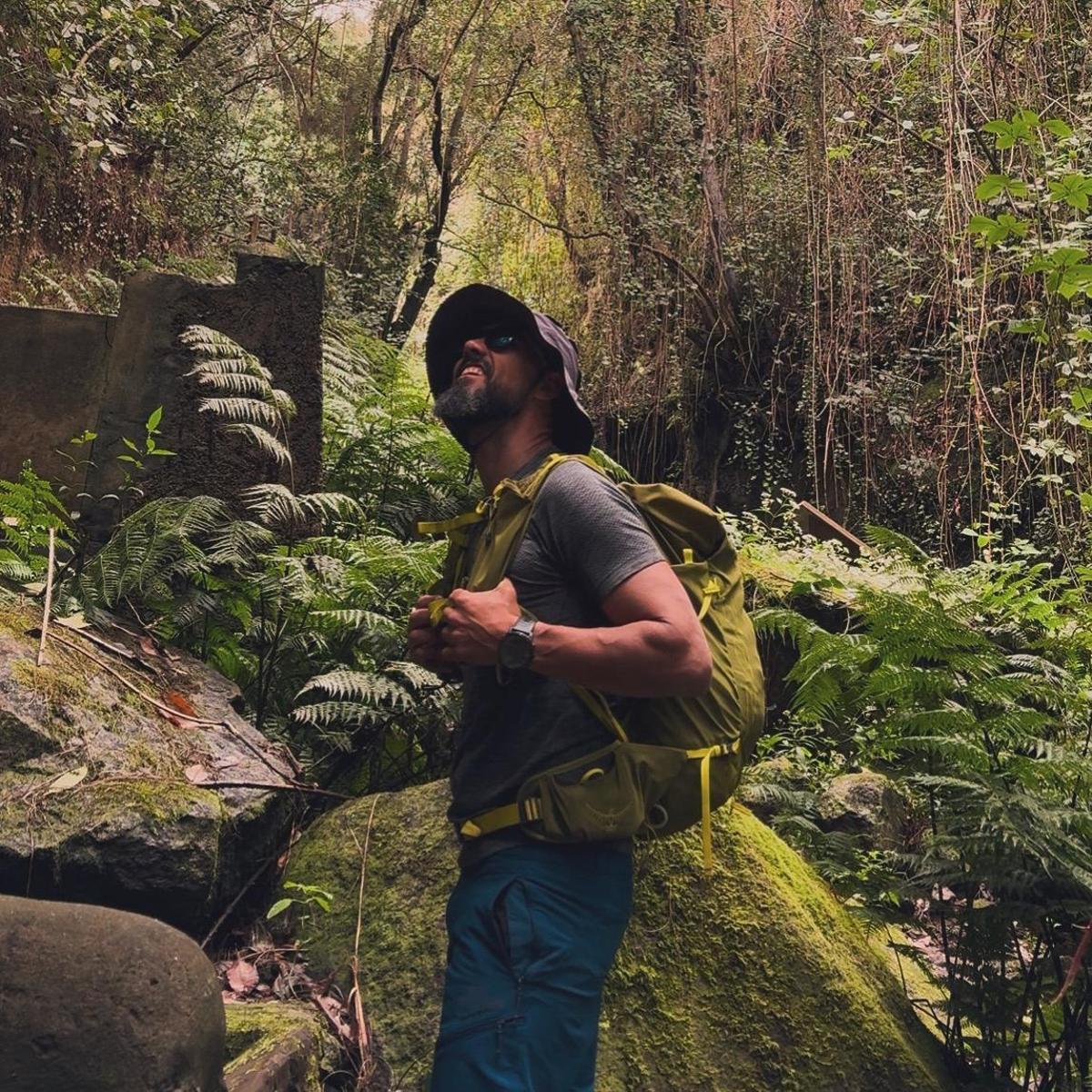 El guía, en plena naturaleza, su hábitat habitual