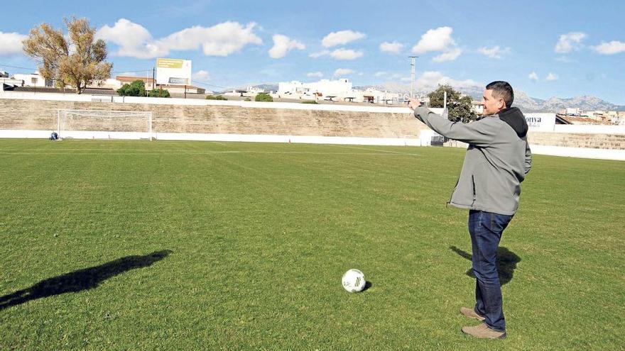 El propio concejal de Deportes comprobó el estado del terreno con unos toques de balón.