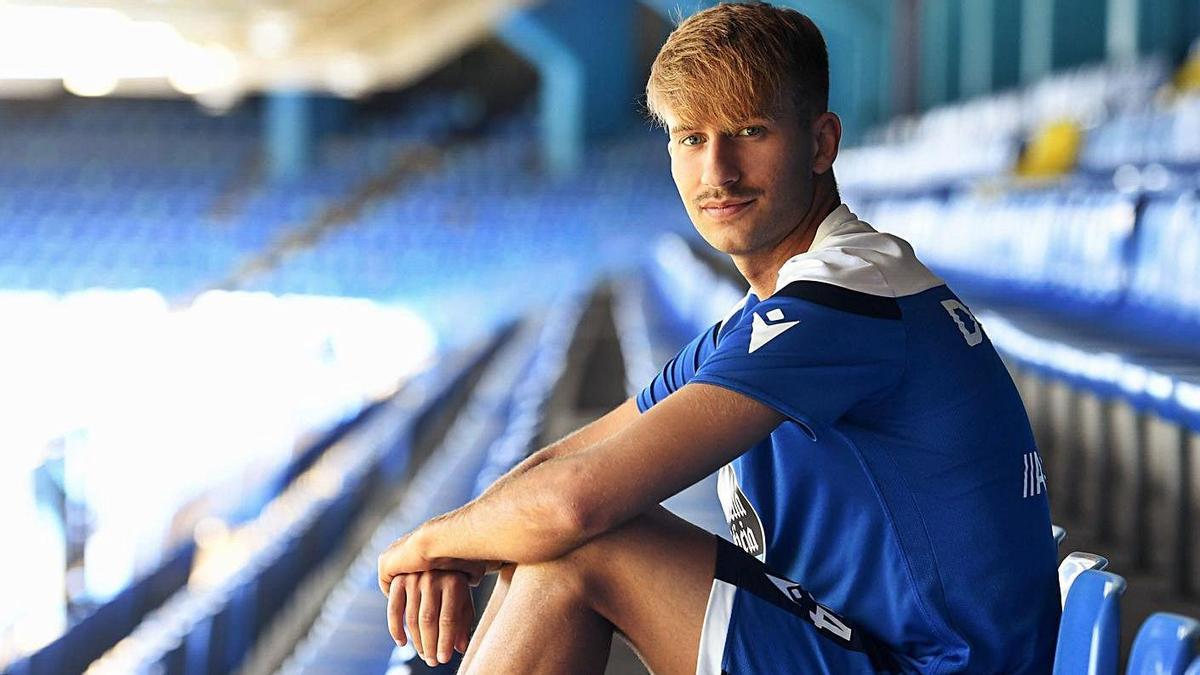 El coruñés Yago Gandoy, ayer en el estadio de Riazor. |  // CARLOS PARDELLAS