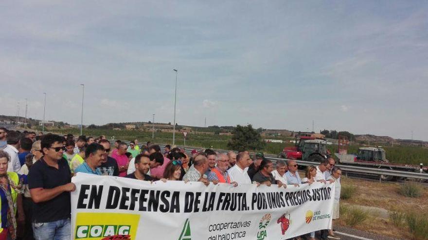 Unos 300 agricultores cortan la A-2 para denunciar la crisis de los precios de la fruta de hueso