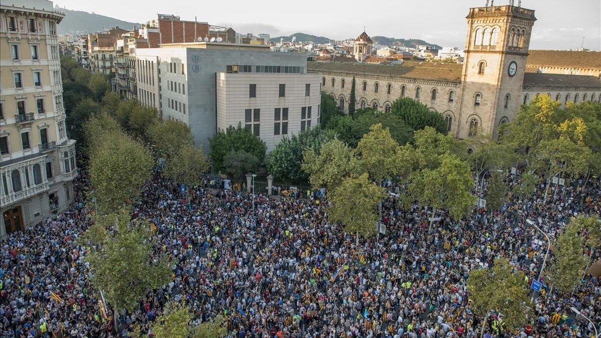 Concentración en la plaza Universitat de Barcelona en contra de las cargas policiales del 1-O.