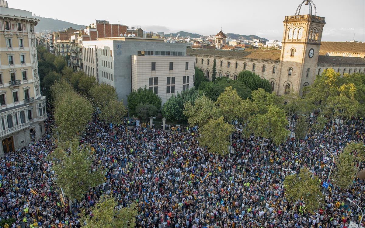 zentauroepp40402496 barcelona  03 10 2017 vaga general  concentracion multitudin171003220039