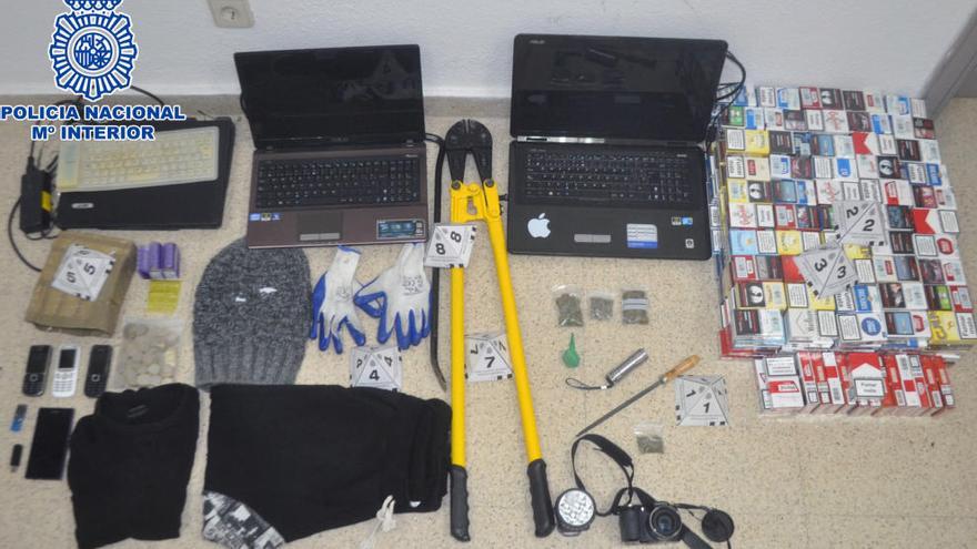 Materiales utilizados por la banda desarticulada en Huesca por la Policía Nacional.