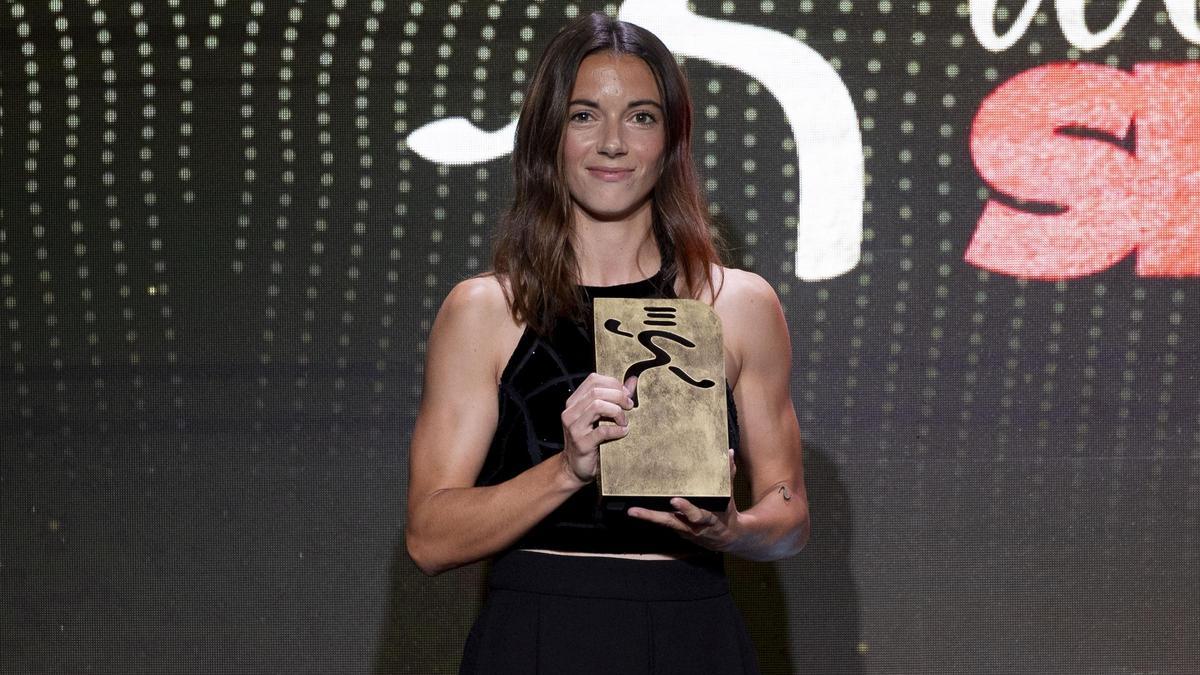 Premios Woman SPORT 2023: La futbolista Aitana Bonmatí con su premio especial Woman SPORT