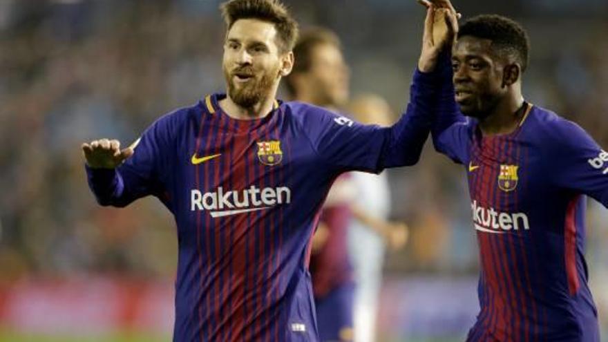Messi celebra amb Dembélé el segon gol del Barça, dimarts passat, a Balaídos.