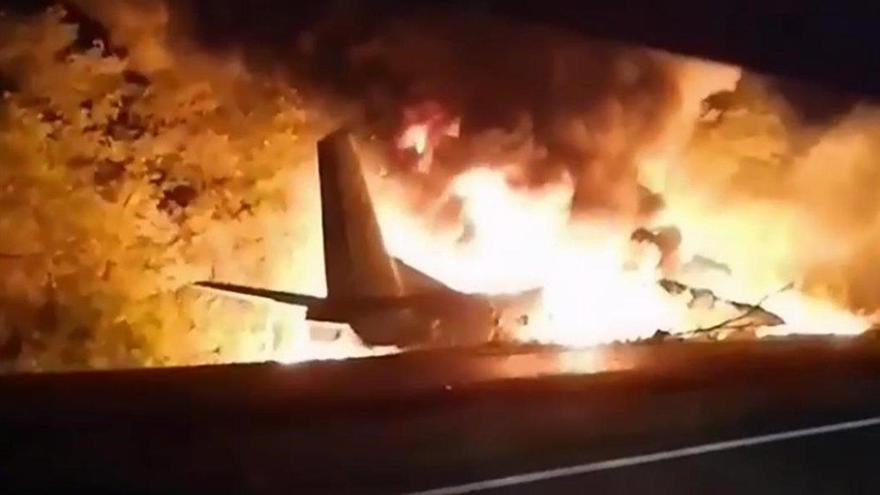 Al menos 20 muertos al estrellarse un avión militar en Ucrania