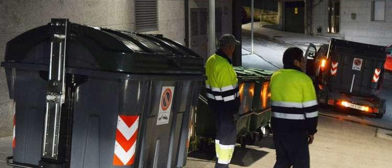 Trabajadores del servicio de limpieza de Poio. // G. Santos