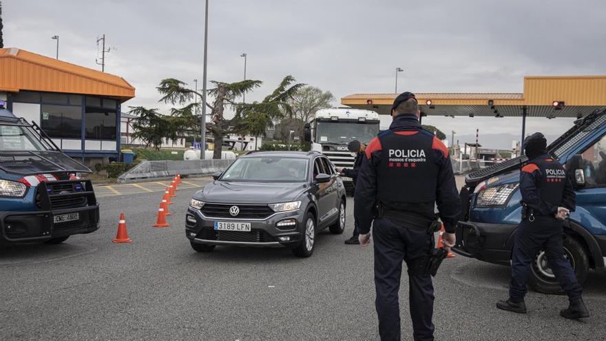 Els Mossos aquest dissabte passat aturant vehicles al peatge de Maçanet