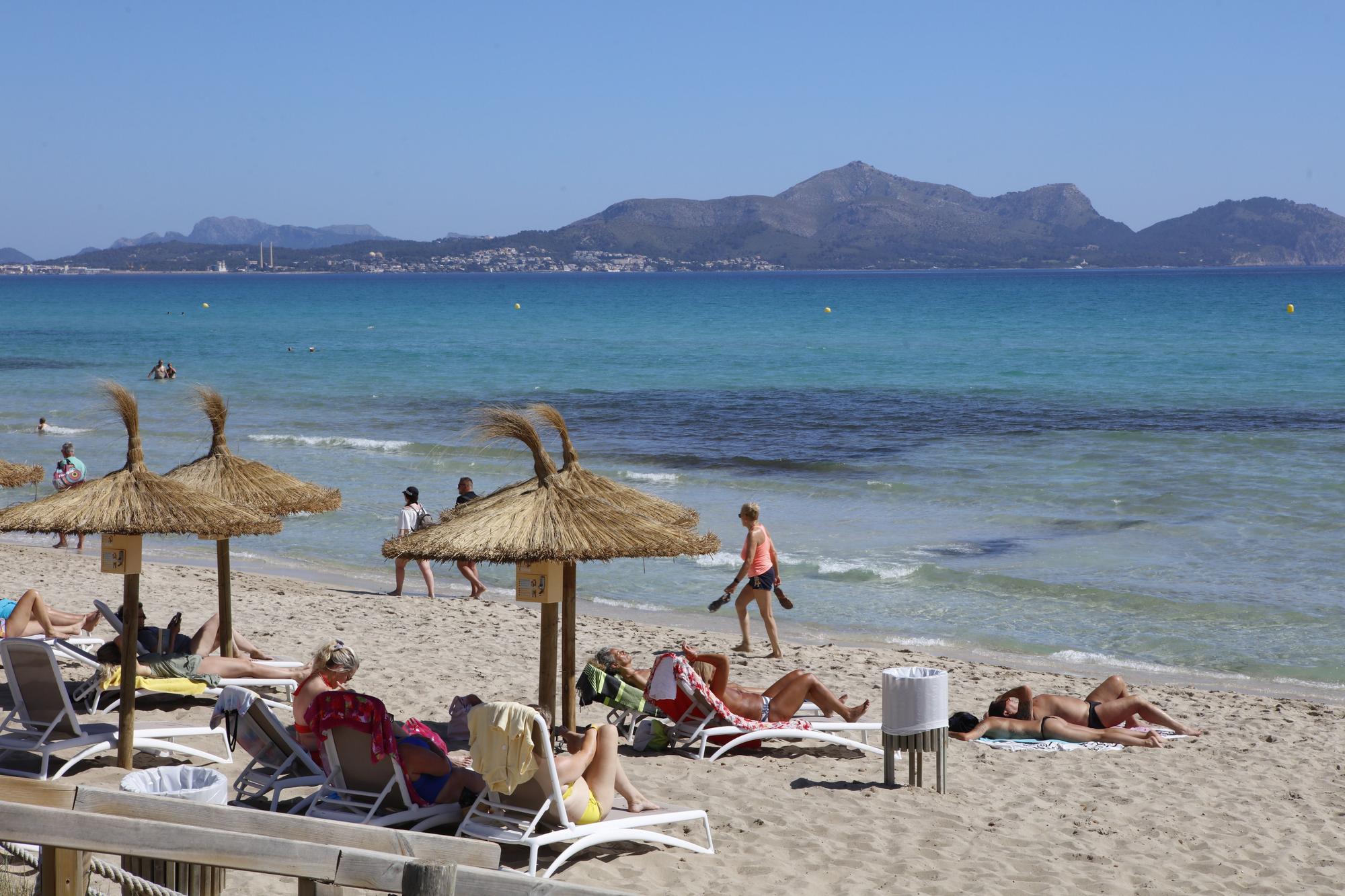 Auf Sand gebaut: Strandlokale und Häuser der Siedlung Ses Casetes des Capellans an der Playa de Muro