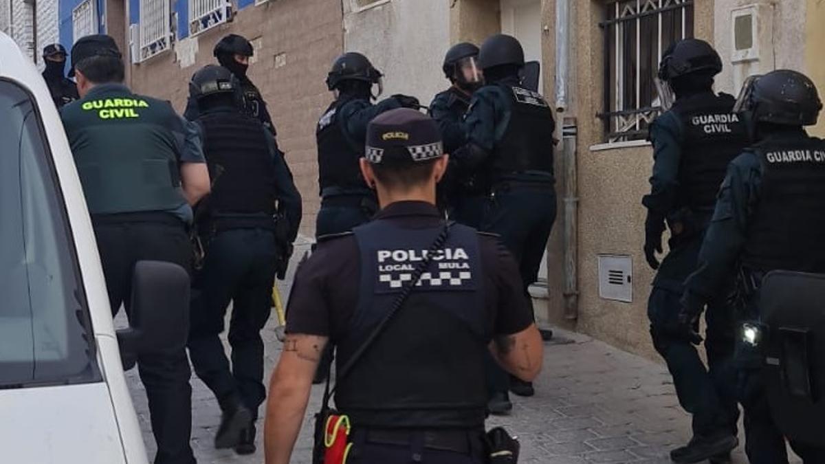 Agentes de la Policía Local de Mula y Guardia Civil durante la operación, este lunes.