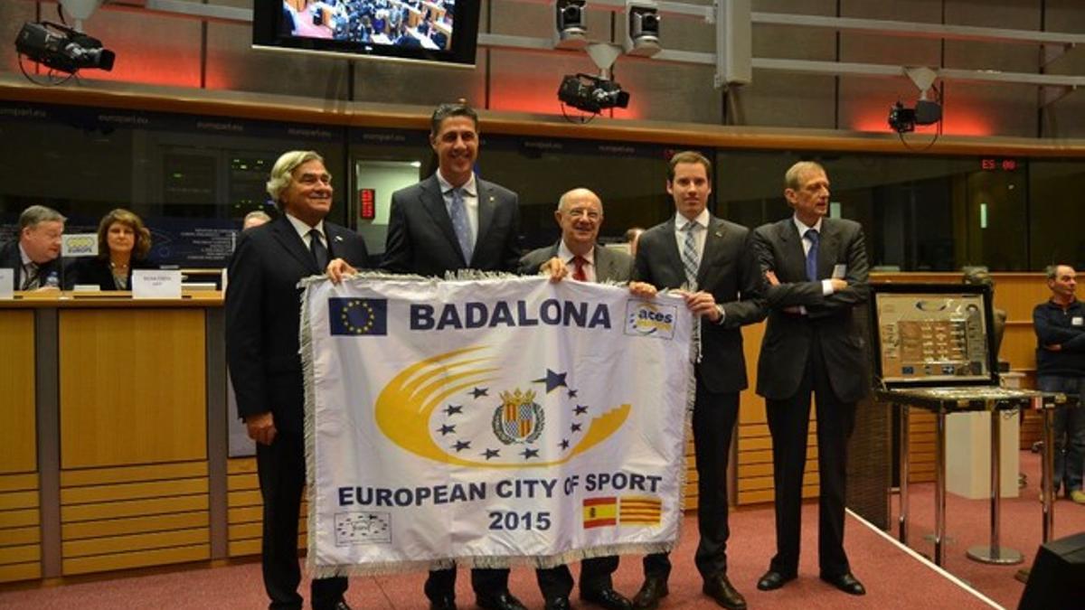 Albiol recogiendo el nombramiento de Badalona como Ciudad Europea del Deporte 2015.