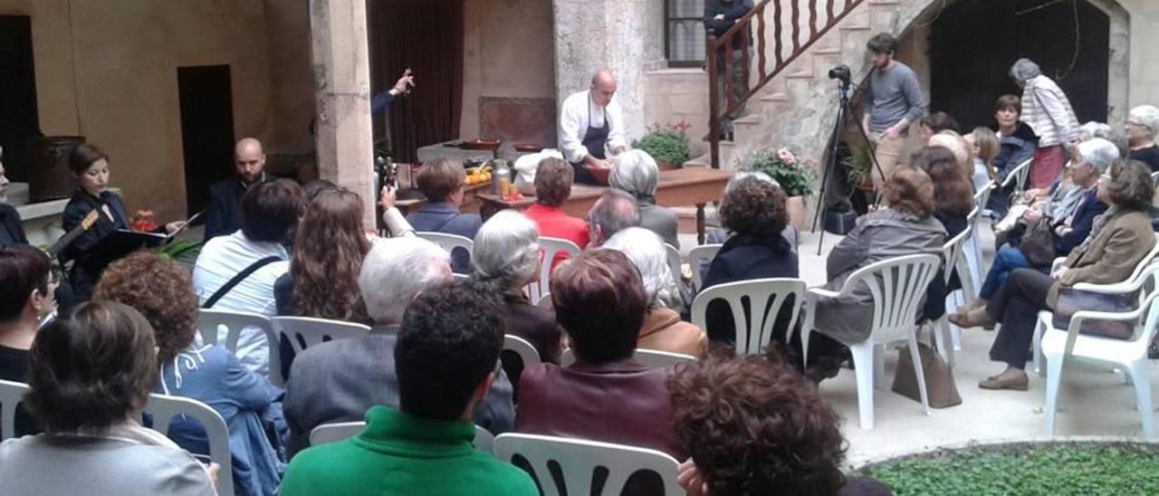 Tomeu Arbona durante la elaboración de las recetas.