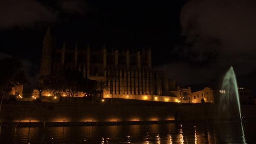 Die Kathedrale von Palma de Mallorca im Dunkeln bei der Aktion 2017.