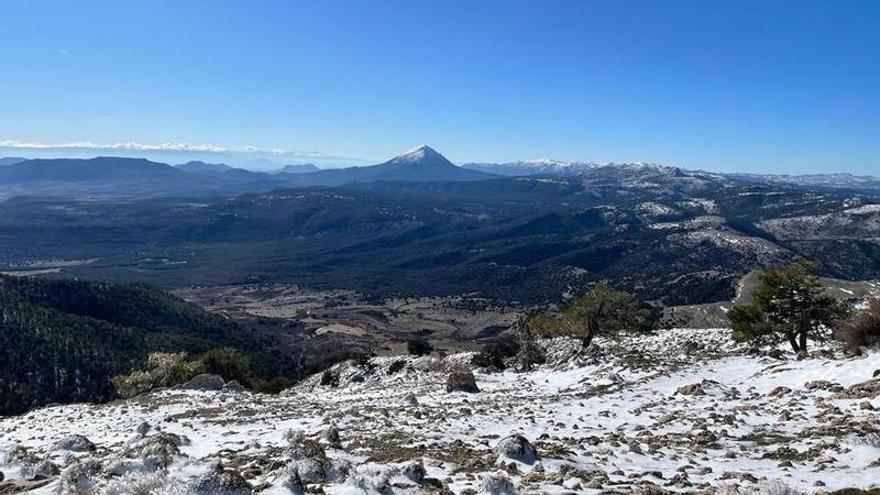 La nieve corona el macizo de Revolcadores en Moratalla