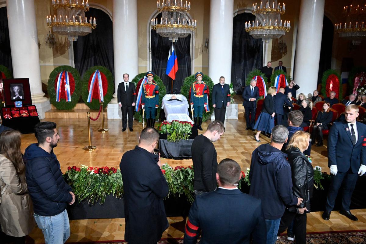 Los dolientes asisten a un servicio conmemorativo de Mikhail Gorbachev, el último líder de la Unión Soviética, en el Salón de la Columna de la Casa de los Sindicatos en Moscú.