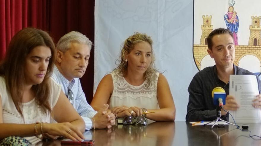 El alcalde durante la rueda de prensa junto a varios concejales