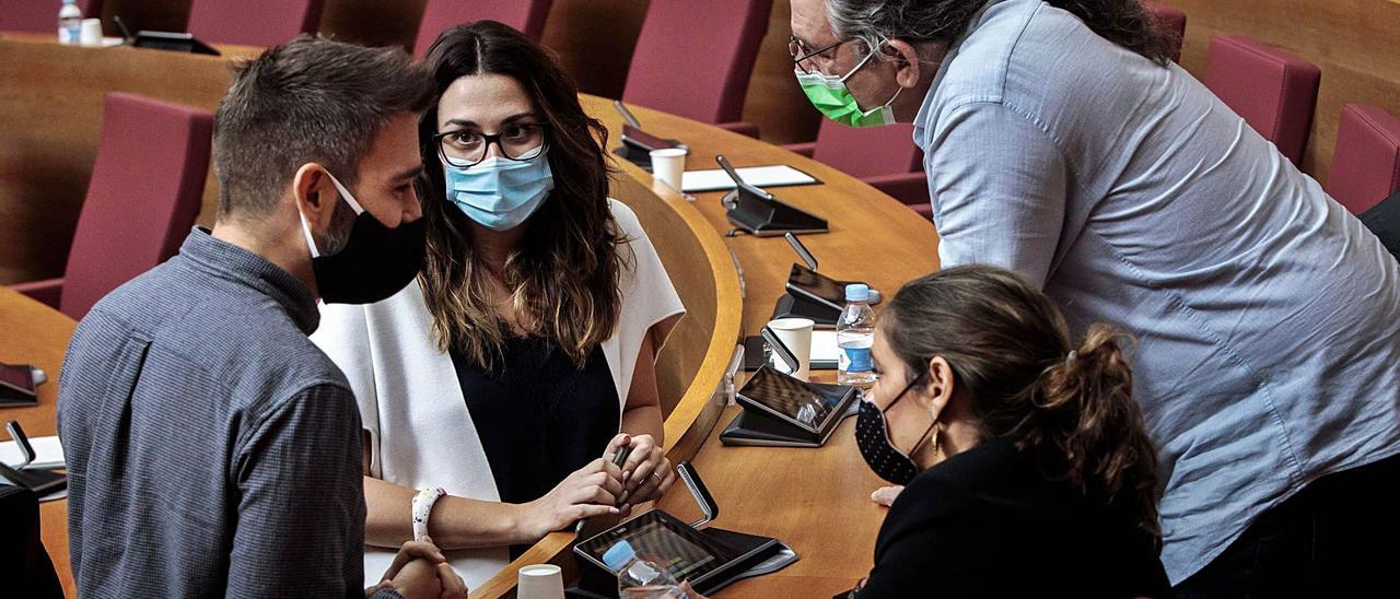 Los diputados de Compromís Fran Ferri, Aitana Mas, Juan Ponce y Mònica Àlvaro, ayer en las Corts.