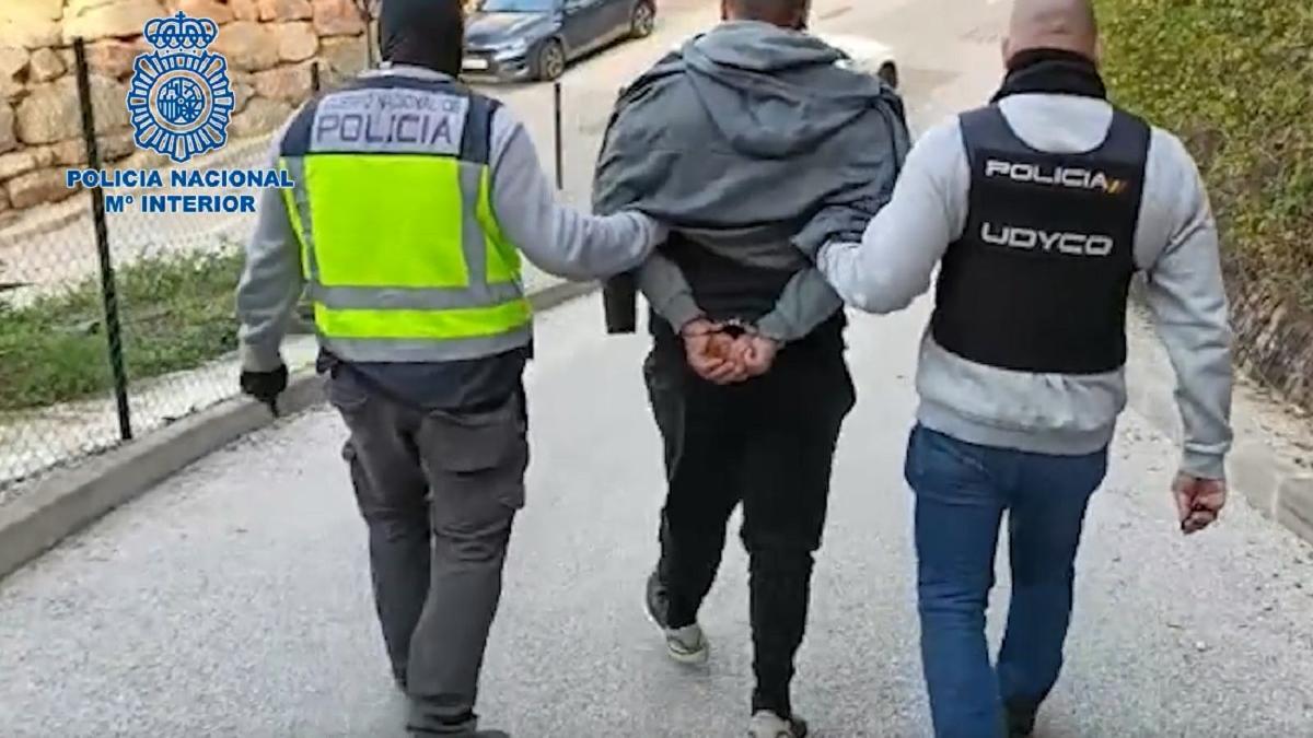 Agentes de la Policía Nacional detienen a uno de los integrantes de la banda desarticulada en Málaga, a la que se le atribuye al menos un robo en una nave industrial de Córdoba capital.