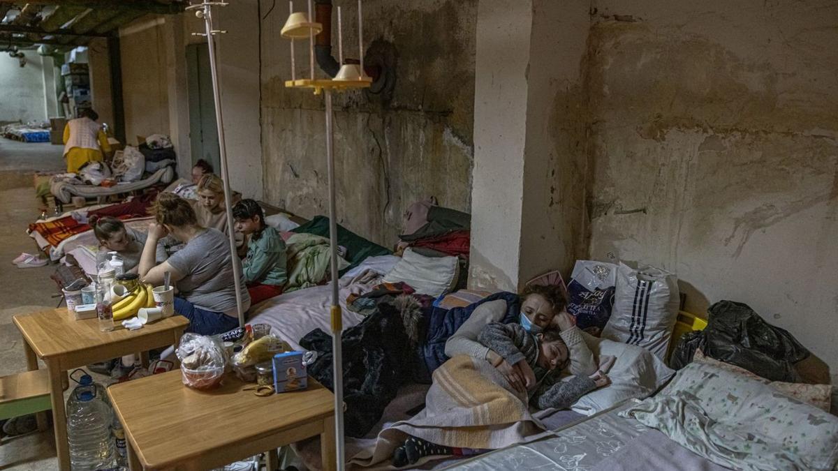 Un grupo de familias con menores se refugia en un campamento en Kiev. | EFE/ROMAN PILIPEY