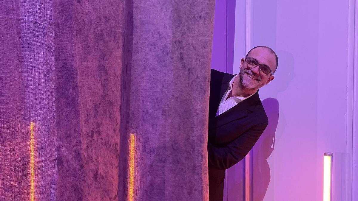 El director de escena Curro Carreres tras el telón de un teatro.