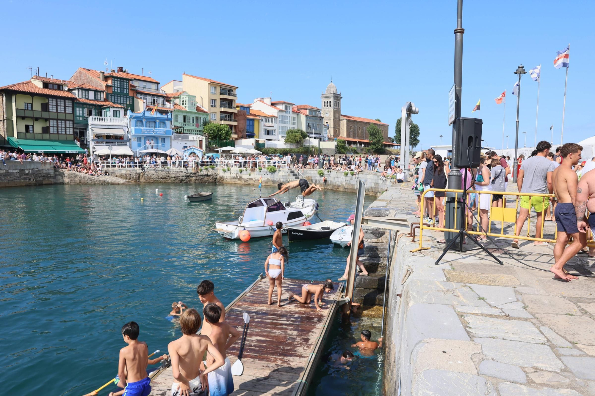 EN IMÁGENES: La multitudinaria cita de la cucaña en el Carmen de Luanco