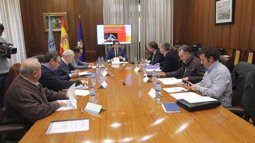 El vicepresidente provincial (centro) en una reunión con alcaldes sobre este proyecto. // Iñaki Osorio