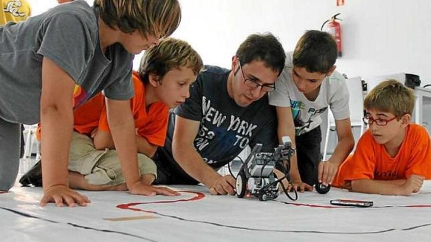 Un taller de robòtica amb nens de la Universitat d&#039;Estiu de Puigcerdà