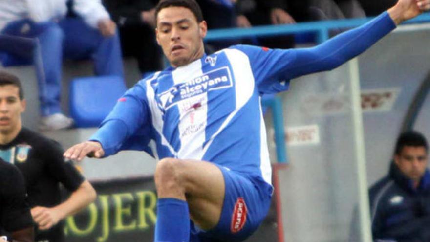 Fabiani, en El Collao, disputa un balón en el partido frente al Benidorm.