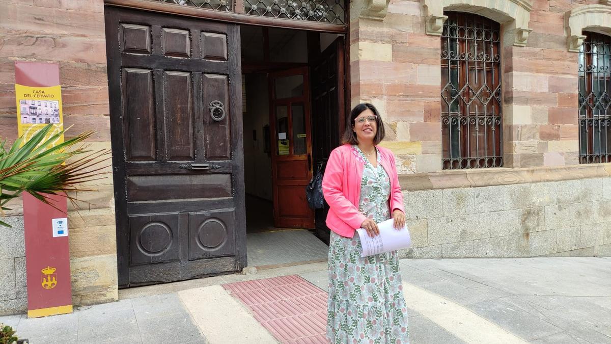 Beatriz Asensio, portavoz del PP en Benavente, en la Plaza del Grano. / E. P.