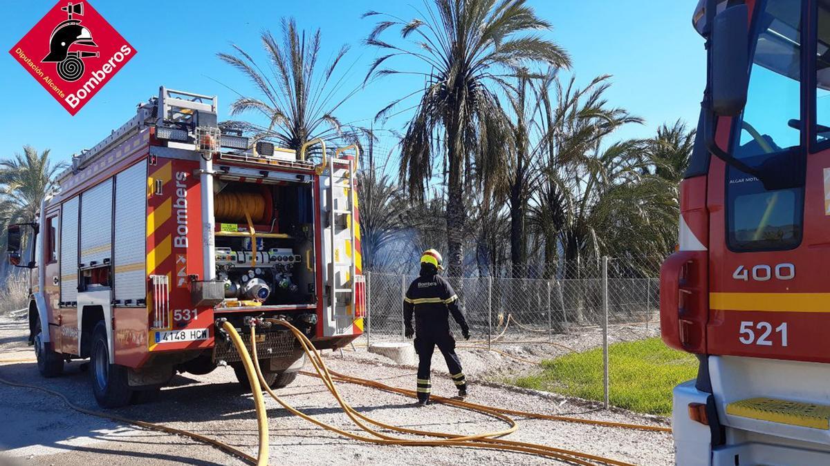 La unidad de bomberos forestales interviene con autobombas