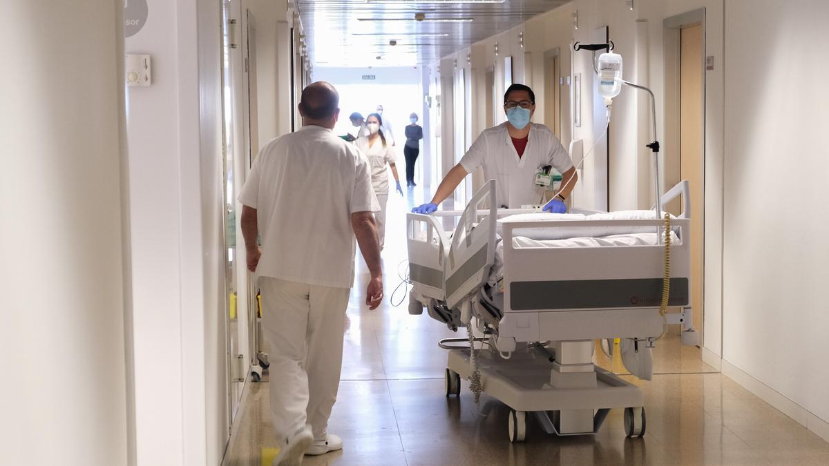Imagen de una unidad de cuidados intensivos en la que se trata a pacientes que sufren covid.