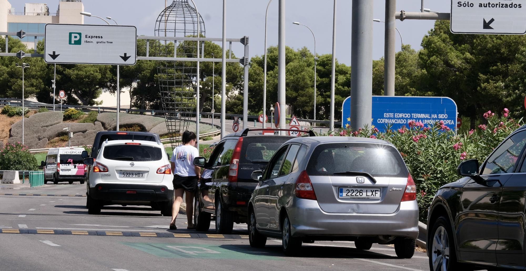 Las fotos del atasco de los 7.000 coches al día en el parking exprés del aeropuerto de Palma